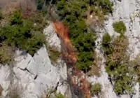 orman-iscileri-ruzgarli-alevlerden-kurtuldu