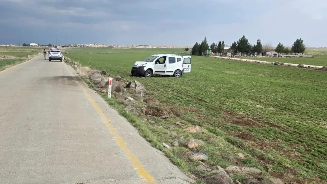 sanliurfa-da-arac-sarampole-devrildi-1-olu