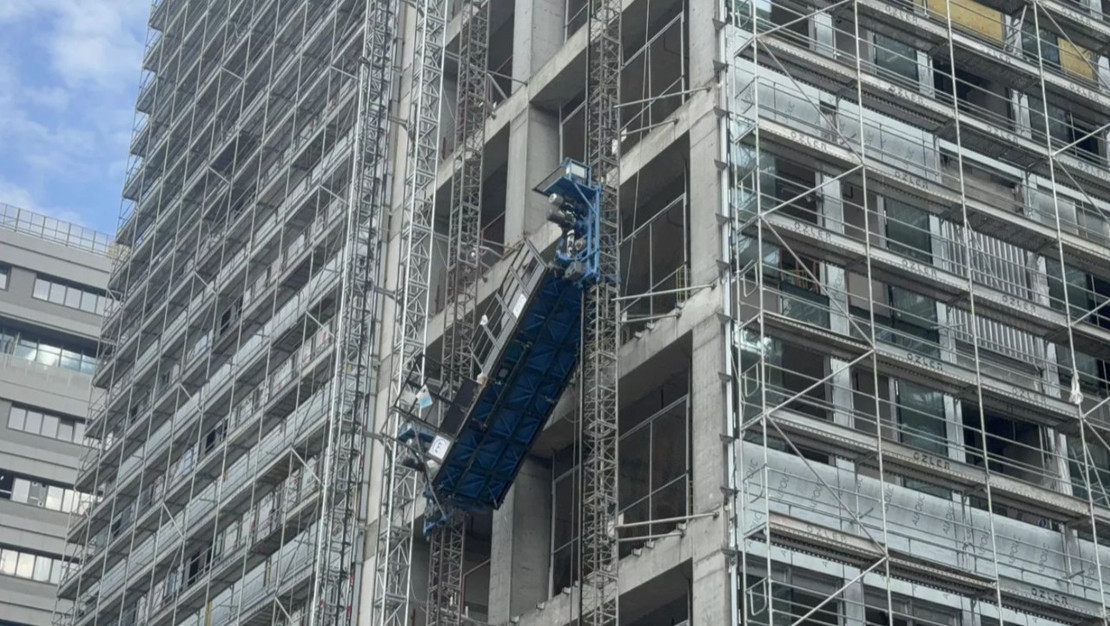 istanbul-bahcelievler-de-insaat-asansoru-yan-yatti