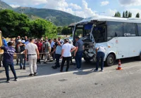afyonkarahisar-da-midibus-ve-tir-carpisti