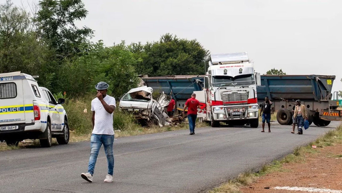 guney-afrika-da-ogrenci-servis-araci-feci-kaza-gecirdi