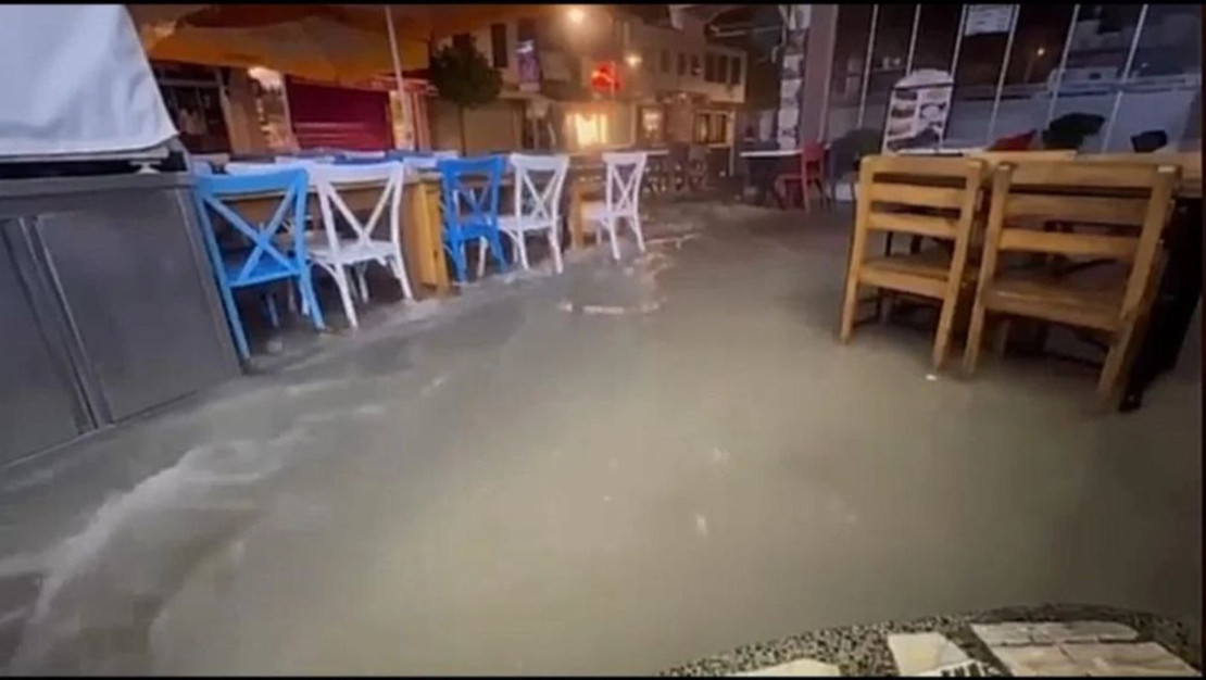 cesme-de-gece-yagisi-sel-felaketi-yaratti