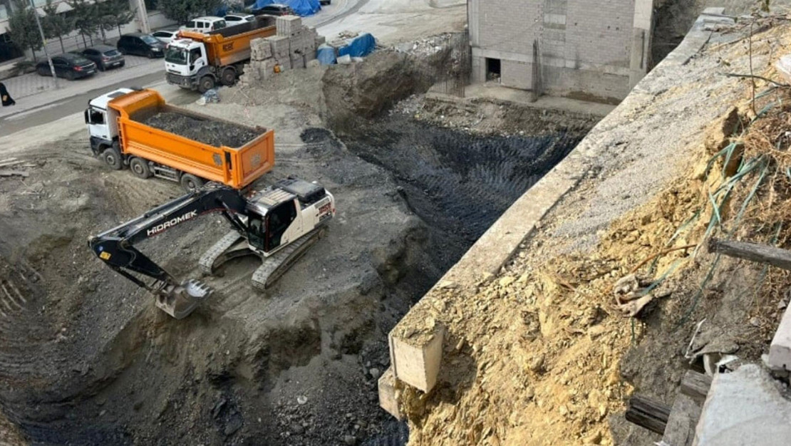 ankara-da-insaatta-toprak-kaymasi-yasandi