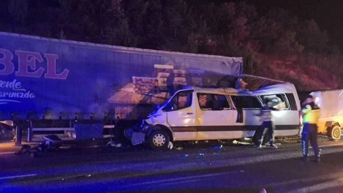 tarim-iscilerini-tasiyan-minibus-tir-a-carpti