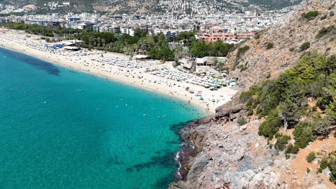 alanya-plajlarinda-kalabalik-artiyor