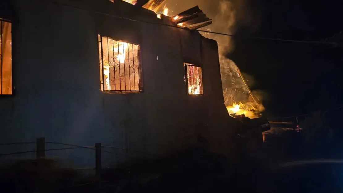 besdere-koyu-nde-uc-ev-yandi