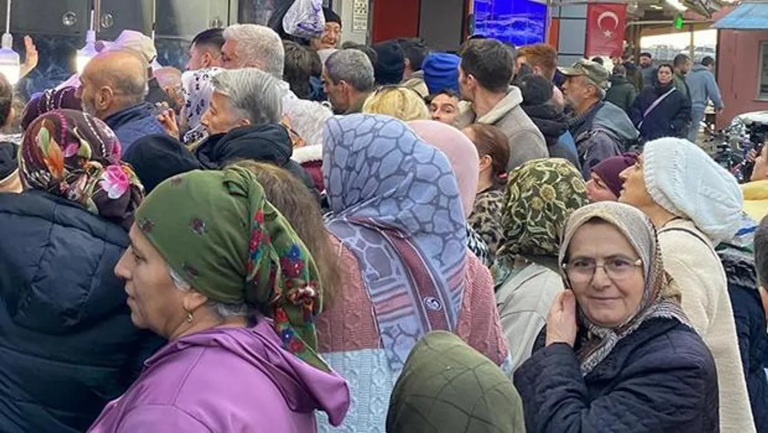 hopa-da-ucuz-hamsi-kuyruklara-neden-oldu