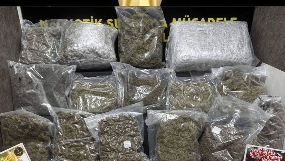 izmir-de-uyusturucu-operasyonunda-dort-gozalti