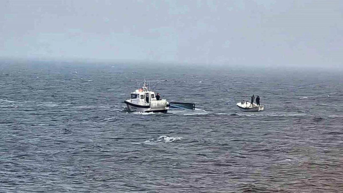 korfez-aciklarinda-balikci-teknesi-alabora-oldu