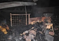 yangin-2-ev-ve-depoya-sicradi