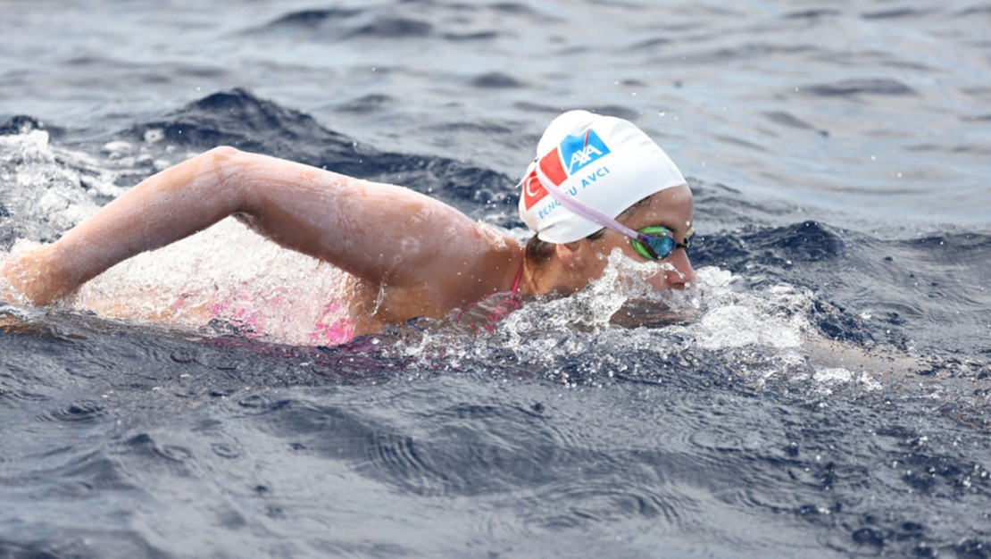 bengisu-avci-dan-tarihi-buz-yuzme-basarisi