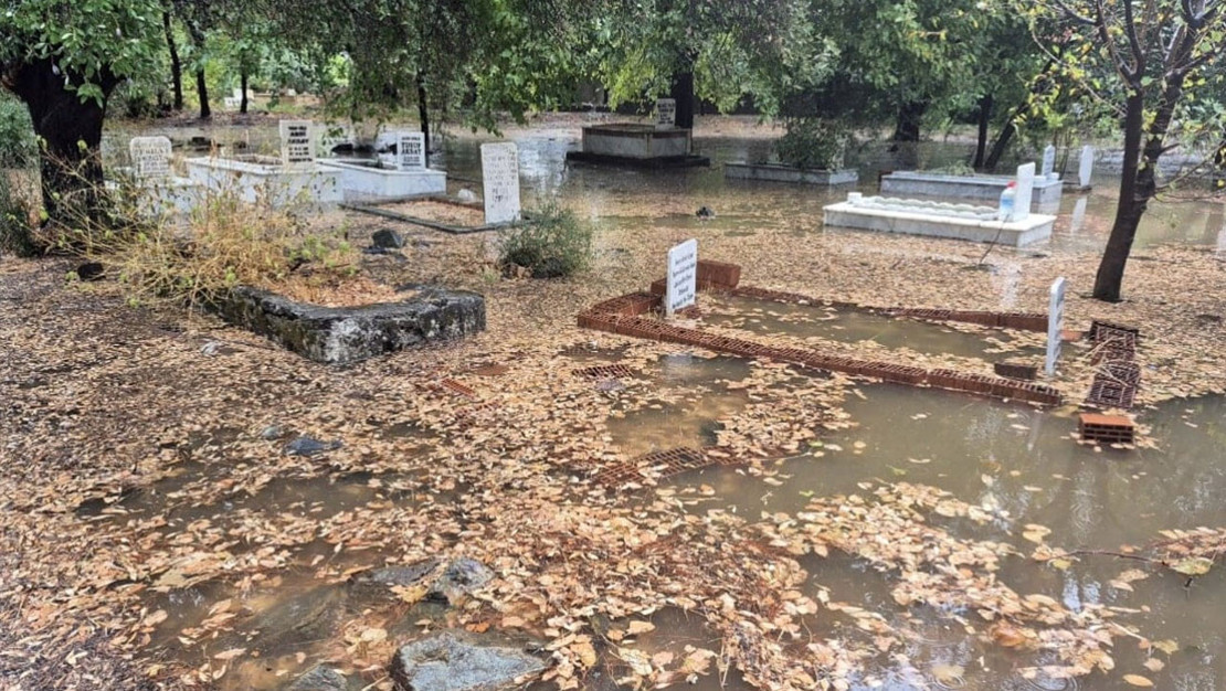 mugla-da-yagis-hayati-felc-etti-mezarliklar-sular-altinda-kaldi