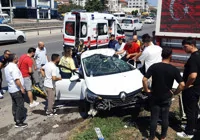 kazada-otomobilde-sikisan-surucu-yaralandi