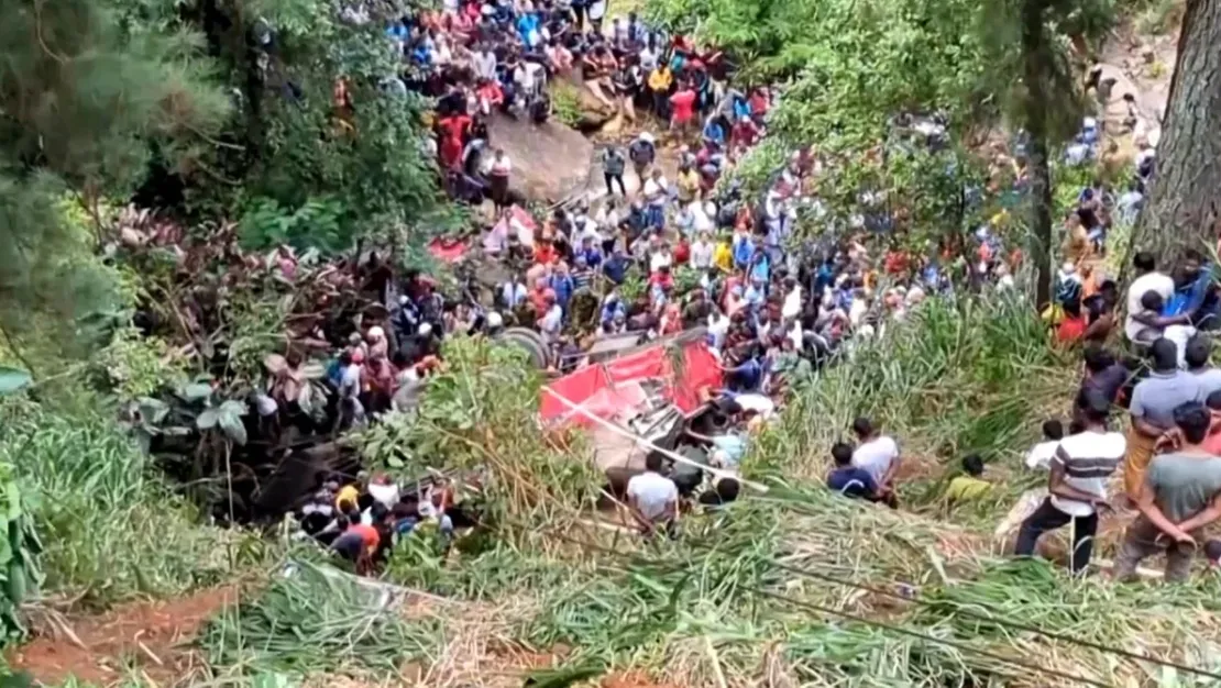 sri-lanka-da-otobus-ucuruma-dusti