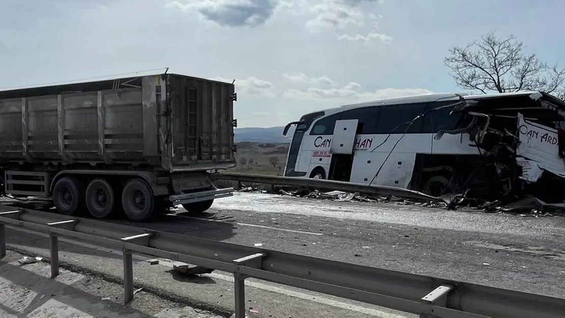 bilecik-te-tir-yolcu-otobusune-carpti