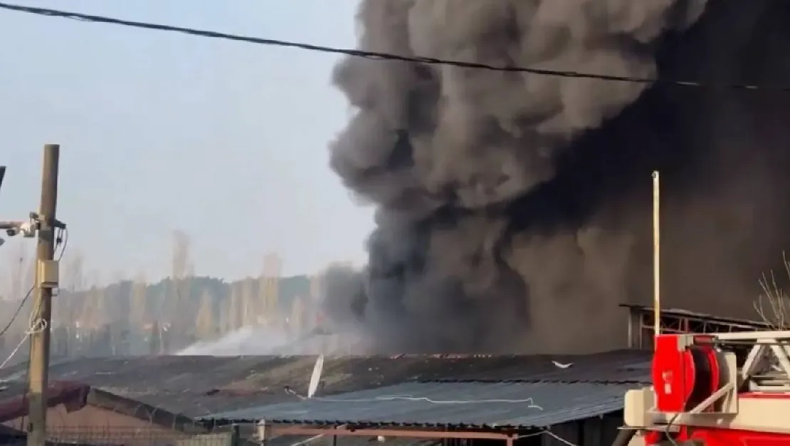 cekmekoy-de-lastik-deposunda-buyuk-yangin