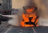 buyukcekmece-d-100-de-kamyonet-yangini-metal-yiginina-donustu