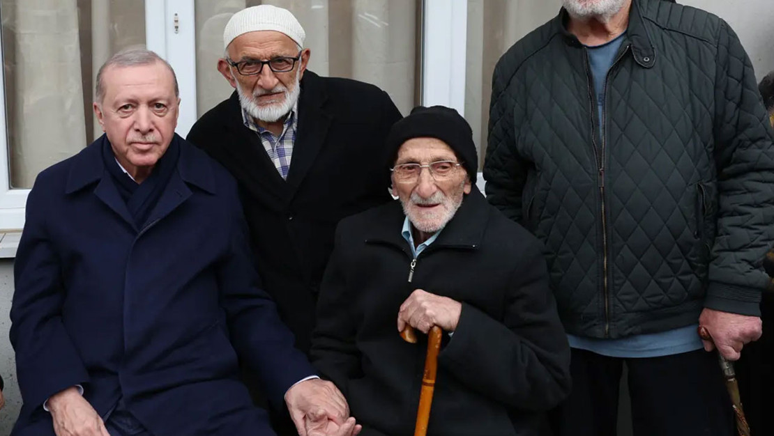 cumhurbaskani-erdogan-rize-de-komsulariyla-bayramlasti