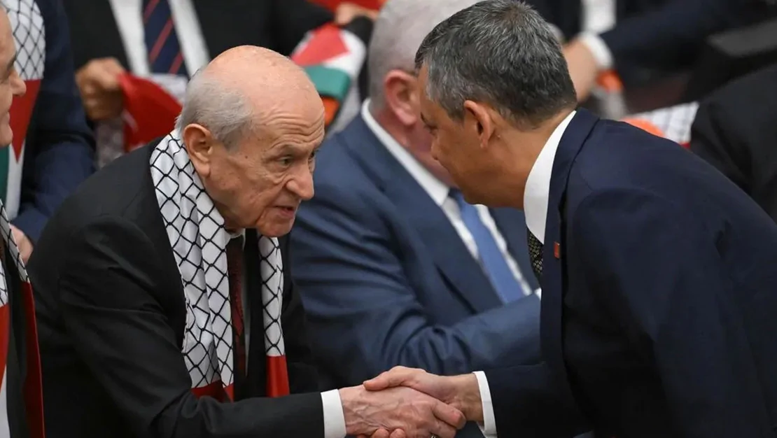 devlet-bahceli-ozgur-ozel-le-tokalasti
