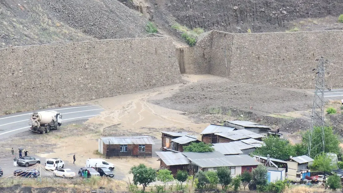 artvin-de-heyelan-olustu-trafic-kapandi