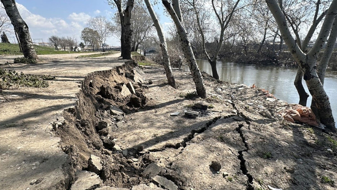 edirne-de-tunca-nehri-nde-toprak-kaymalari-yasaniyor