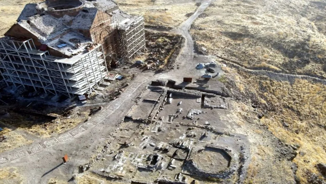 bakan-ersoy-duyurdu-ani-kazilarinda-yeni-kumbet-bulundu