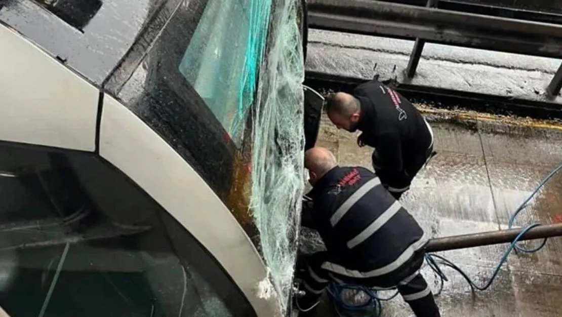 istanbul-da-metrobus-carpismasi-gerceklesti