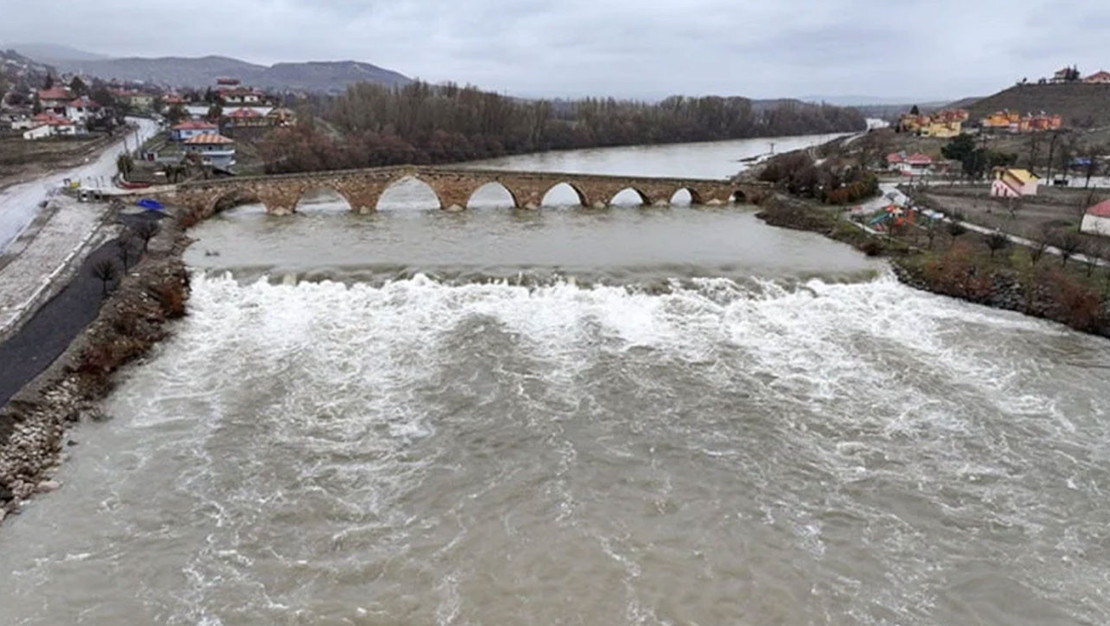 kizilirmak-in-debisi-yukseldi-sahruh-koprusu-suya-gomuldu