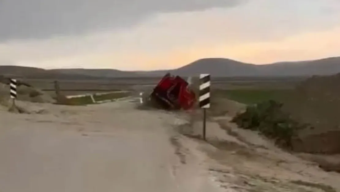 aayas-ta-itfaiye-araci-suya-kapildi