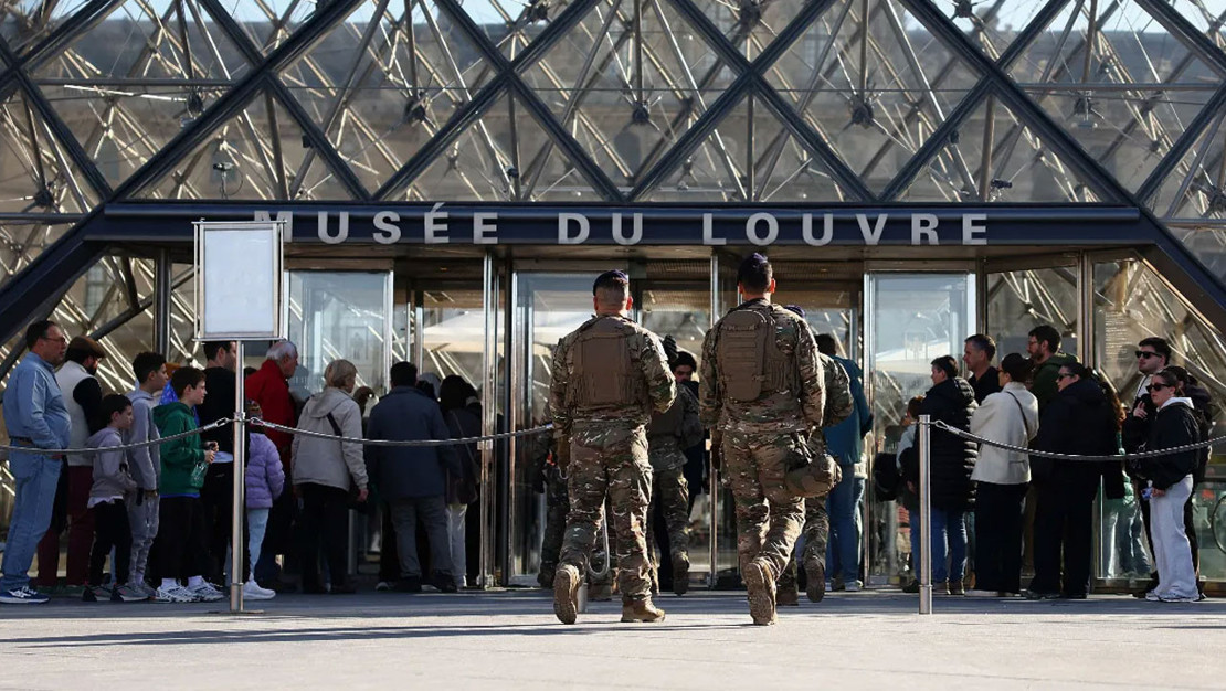 louvre-muzesi-soygununda-3-kisi-tutuklandi