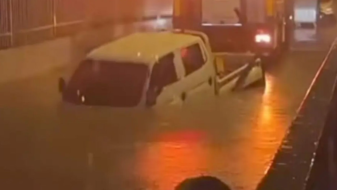 izmir-de-saganak-yagis-alt-gecitte-mahsur-kalip-hayatini-kaybetti