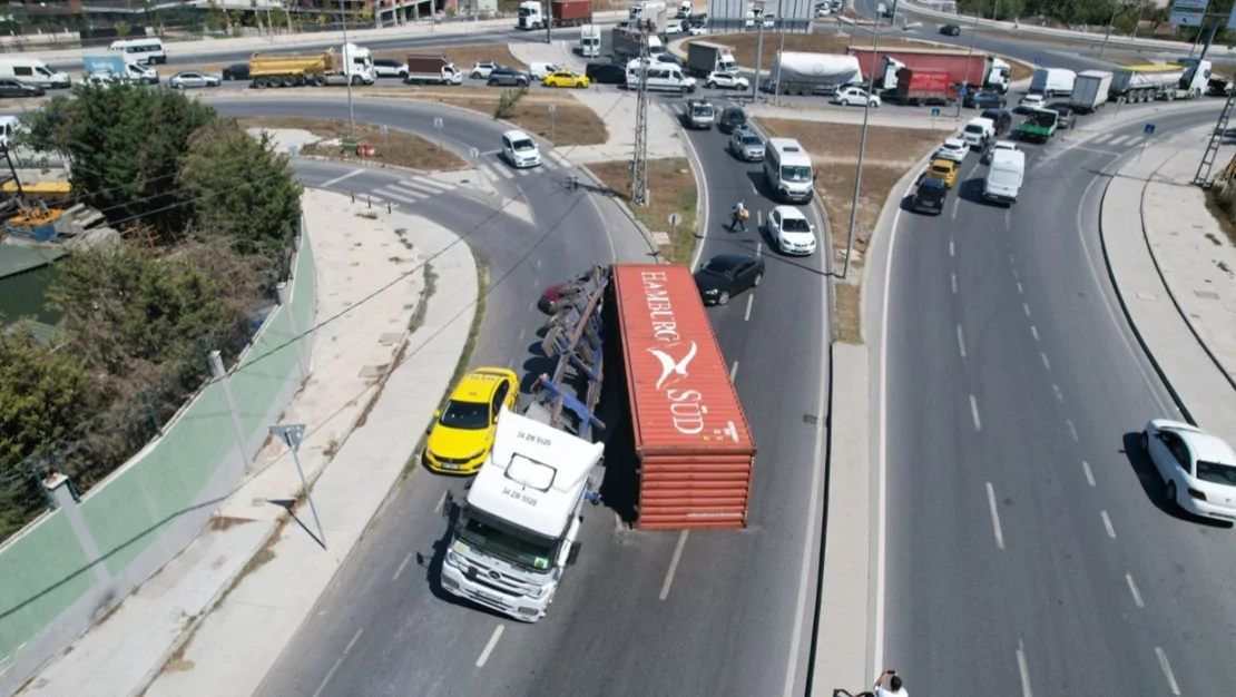 komur-yuklu-tir-devrilmekten-kurtuldu