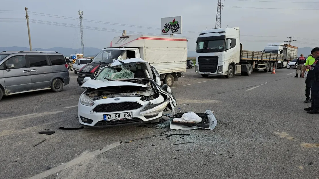 gaziantep-te-is-makinesiyle-otomobil-carpisti