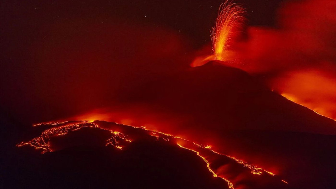 etna-yanardaginda-havali-uyari-kul-bulutu-alevleniyor