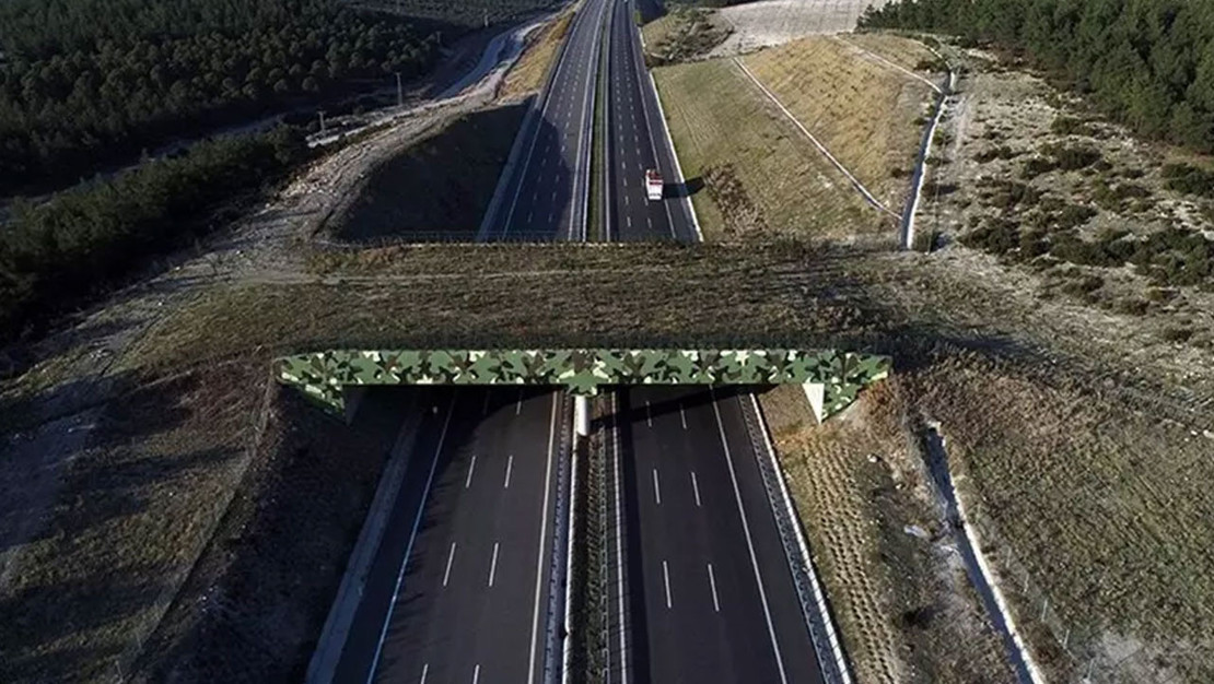 istanbul-izmir-otoyolu-trafige-kapandi-toprak-kaymasi-nedeniyle