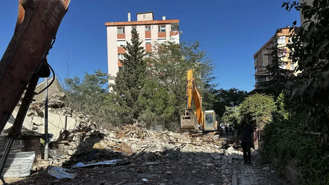 istanbul-maltepe-de-bina-yikimda-coktu