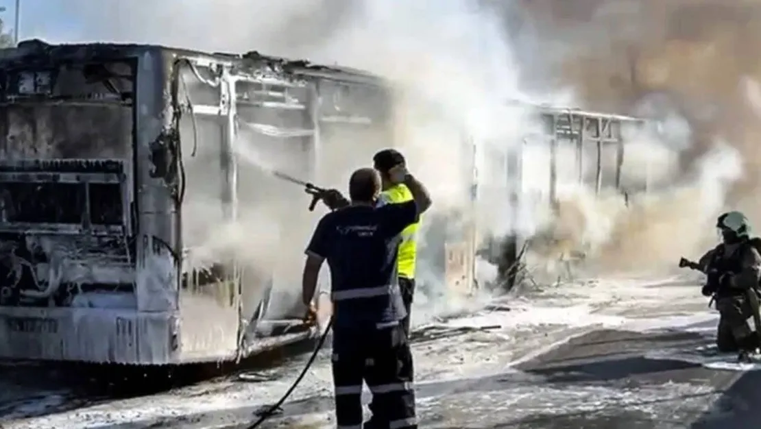 incirli-metrobus-duraginda-yangin-cikti