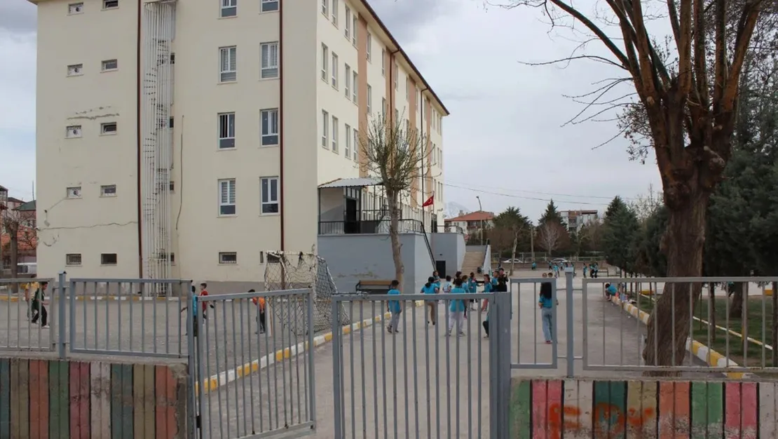 ogrenci-velisi-okul-mudurunu-yumrukladi