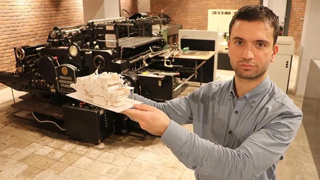 televizyonda-ogrendigi-maketlerle-sanat-yapiyor