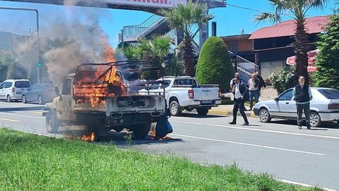 seyir-halindeki-kamyonet-yangin-cikardi