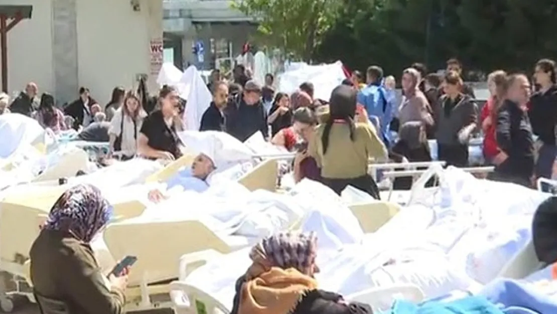 istanbul-da-depremlerle-hastalar-tahliye-edildi