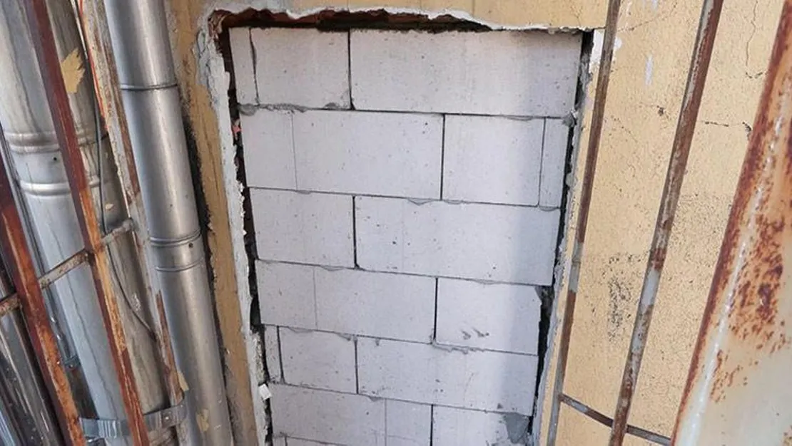 yangin-merdiveni-cikisi-tuglalarla-oruldu