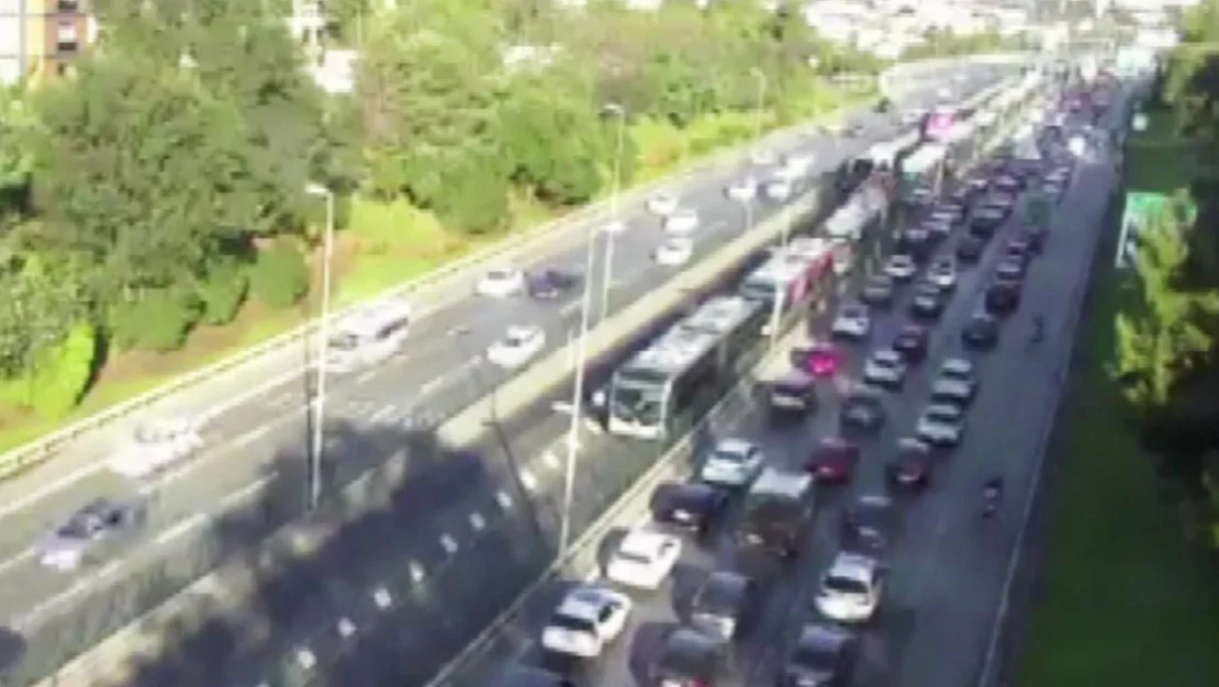 kadikoy-de-iki-metrobus-carpisti