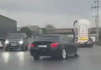 yagisli-yolda-takla-atan-otomobilin-kaza-ani-kaydedildi