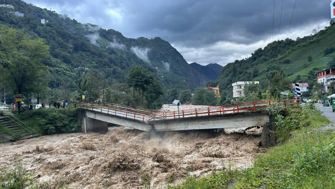 rize-de-sel-ve-heyelanlar-meydana-geldi
