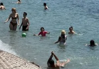 bodrum-plajlarinda-yogun-turist-akisi