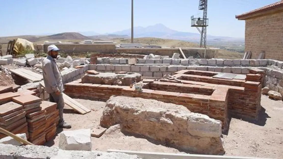 aksaray-da-selcuklu-koskunde-bulunan-5-mezar-inceleniyor