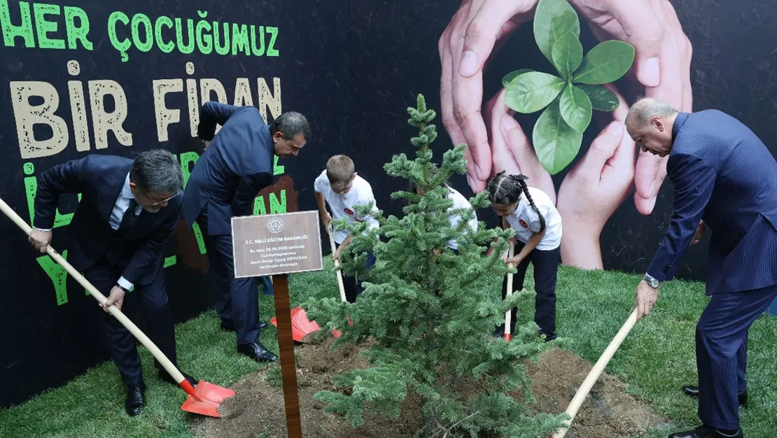 cumhurbaskani-erdogan-ogrencilerle-fidan-dikti