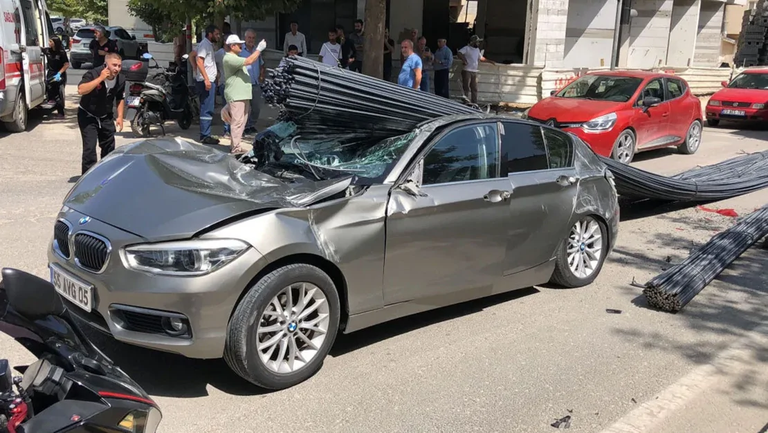 elazig-da-kaza-luks-arac-demir-altinda